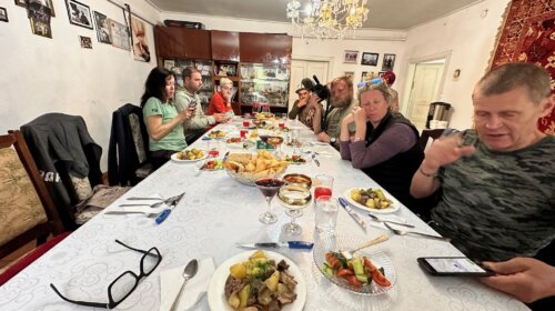 Tradiční kyrgyzská večeře u rodiny sokolníků